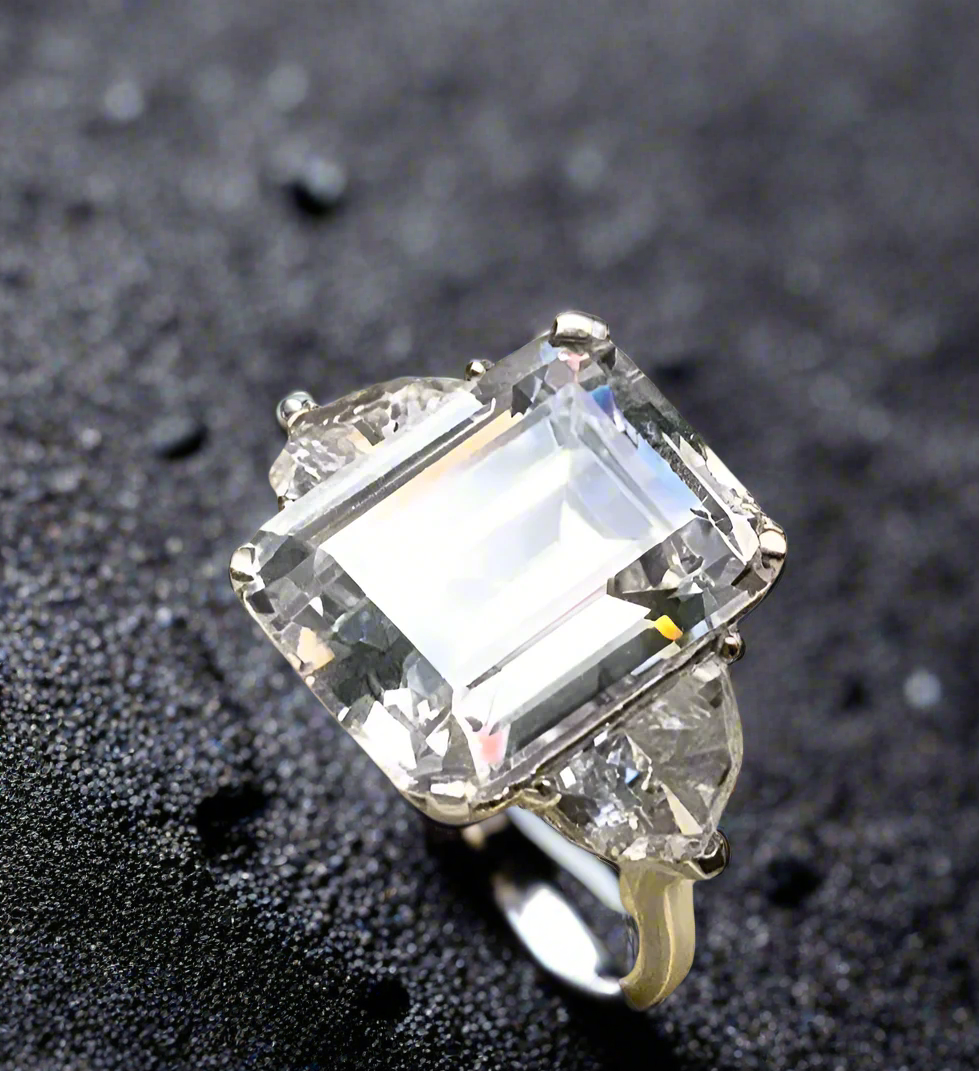 4.5ct Emerald Cut Trio, Enlacée par l’Amour™