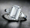 4.5ct Emerald Cut Trio, Enlacée par l’Amour™