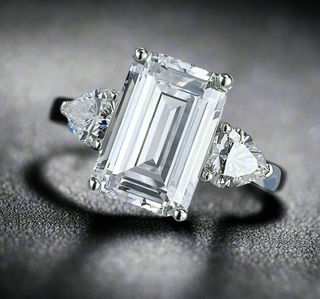 4.5ct Emerald Cut Trio, Enlacée par l’Amour™