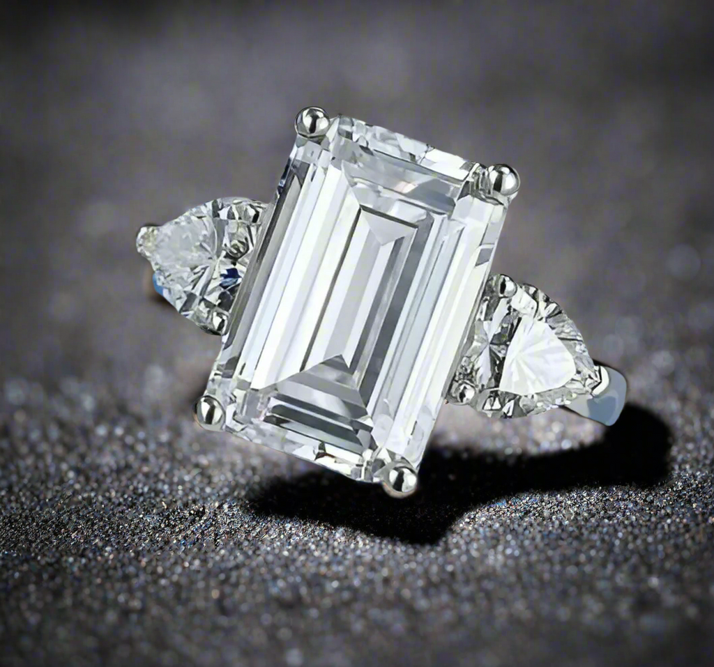 4.5ct Emerald Cut Trio, Enlacée par l’Amour™