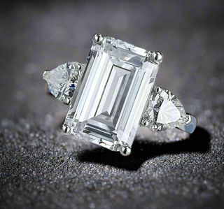 4.5ct Emerald Cut Trio, Enlacée par l’Amour™
